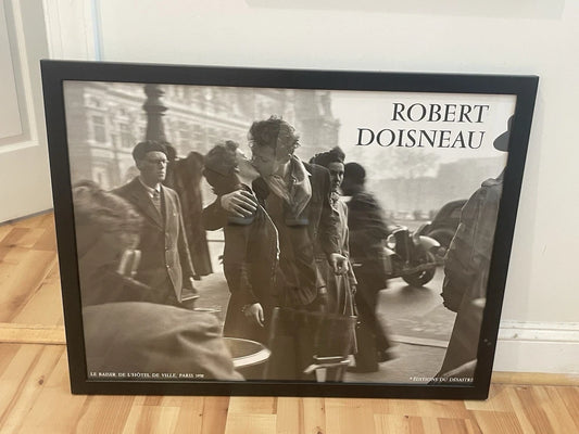 Artist Robert Doisneau "LE BAISER DE L'HÔTEL DE VILLE, PARIS 1950" Framed Print