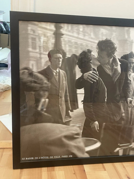 Artist Robert Doisneau "LE BAISER DE L'HÔTEL DE VILLE, PARIS 1950" Framed Print